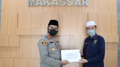 Kapolres Pelabuhan Makassar Menyerahkan Zakat Lewat Baznas