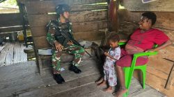 Patroli Simpatik Ditengah Kampung Papua, Satgas 623 Bagikan Sembako